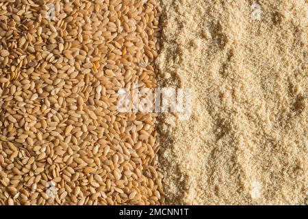Nahaufnahme von ganzen und gemahlenen Flachskörnern auf einem geteilten Bildschirm. Abstrakter Hintergrund der organischen Textur Stockfoto