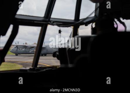 Ein C-130J Super Hercules wurde der 36. Airlift Squadron Taxifahrt zur Fluglinie zugeteilt, als Vorbereitung auf einen Flug zur Staffelformation am 7. Juli 2022, am Yokota Air Base, Japan. Yokota ist das wichtigste Luftwaffendrehkreuz im westlichen Pazifik für die USA Friedenszeiten und Notfalleinsätze der Luftwaffe. Zu den Missionen gehören Luftabwurf, luftfahrttechnische Evakuierung, Sondereinsätze und eine ausgezeichnete Besucherflugbahn. Stockfoto