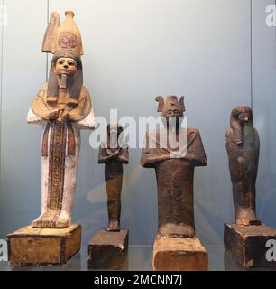 Hölzerne Osiris-Figuren, die im British Museum, London, Großbritannien, in der Regel beerdigte Papyrus enthielten Stockfoto