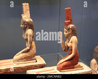 Ägyptisch bemalte Holzstatuetten von Isis und Nephthys im British Museum, London, Großbritannien Stockfoto