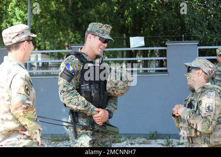 USA Fallschirmjäger der Armee mit 1. Geschwadern, 91. Kavallerieregiment (Airborne) diskutieren mit ihren NATO-Verbündeten Trainingstechniken während der Übung Golden Anvil auf dem multinationalen Trainingsgelände in Manjaca, Bosnien-Herzegowina, Juli 2022. Fallschirmjäger und Soldaten aus mehreren Ländern verbrachten 15 Tage damit, ihre Interoperabilität zu verbessern, indem sie montierte Aufklärungs- und Sicherheitspatrouillen durchführten. Die 173. Brigade ist die USA Die Krisenreaktionstruppe der Armee in Europa, die rasch verlegbare Truppen in die Zuständigkeitsbereiche der Vereinigten Staaten in Europa, Afrika und Zentralkommando entsendet. Vorw Stockfoto