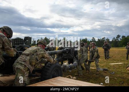 USA Fallschirmjäger einer Batterie zugeteilt, 4. Bataillon, 319. Artillerie-Regiment, 173. Brigade, entladen einen M119A3 Howitzer auf dem Grafenwoehr-Trainingsgelände, Deutschland, 7. Juli 2022. Stockfoto