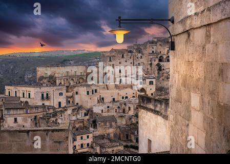 Die Altstadt von Matera, Basilikata, Süditalien während eines wunderschönen Sonnenuntergangs. (Sassi di Matera) Blaue Stunde und Lichter der Stadt Stockfoto