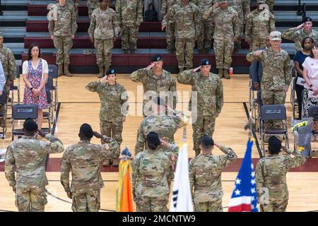 USA Generalleutnant Willard M. Burleson III Befehlshaber, Achte Armee (Zentrum), Oberst Anne-Marie R. Wiersgalla (links) ausscheidender Brigadeführer und Oberst Christopher S. McClure (rechts) ankommender Brigadeführer während der Zeremonie 1. Kommandowechsel der Theatersignalbrigade im Camp Humphreys, Republik Südkorea, 7. Juli 2022. Stockfoto