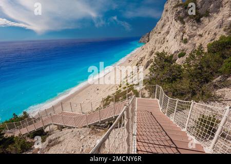 Treppen nach unten zum Egremni Strand, Lefkada Insel, Griechenland. Stockfoto