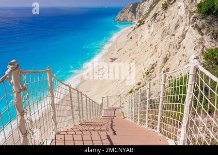 Treppen nach unten zum Egremni Strand, Lefkada Insel, Griechenland. Stockfoto