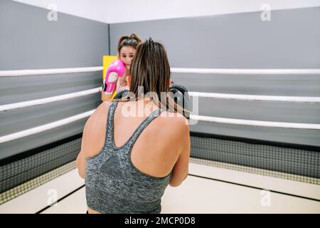 Zwei Boxerinnen kämpfen in einer Boxübung auf einem Ring Stockfoto