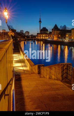 Blick am Ufer der Spree in Berlin bei Sonnenaufgang Stockfoto