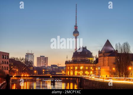 Sehen Sie die Spree entlang bis zum berühmten Fernsehturm in Berlin vor Sonnenaufgang Stockfoto