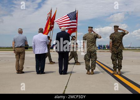 Fünf Generationen befehlshabender Offiziere der Marine Corps Air Station (MCAS) New River salutieren dem vorbeiziehenden Farbenwächter während der MCAS New River-Zeremonie zum Kommandowechsel am MCAS New River in Jacksonville, North Carolina, am 8. Juli 2022. Die Zeremonie stellt die Übertragung von Verantwortung, Autorität und Rechenschaftspflicht vom ausscheidenden Befehlshaber auf den eintreffenden Befehlshaber dar. Stockfoto