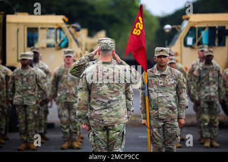 Heute feierte Charlie Company, 524. DSSB, unsere Zeremonie zur Übernahme der Verantwortung für Sgt. Sean McGilvrey 1. Diese Zeremonie der Übernahme von Verantwortung markiert das nächste Kapitel in der bekannten Geschichte williger und fähiger Soldaten. Ihre Führung wird uns auch weiterhin voranbringen, da wir vor neuen Herausforderungen stehen. Herzlichen Glückwunsch 1., Sergeant McGilvrey, immer vorwärts. USA Army Photos Von: Sergeant Kenyel Jones Stockfoto