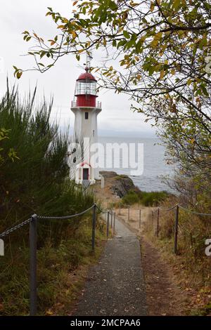 Eine vertikale Aufnahme eines Weges zum Sheringham Point Lighthouse Stockfoto