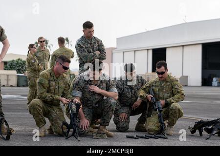 MARINEKORPS-BASIS HAWAII (8. Juli 2022) Soldaten der australischen Armee des 1. Bataillons, des Royal Australian Regiment, demonstrieren den US-Marines das neue EF88 Austeyr-Gewehr der Australian Defense Force während einer multinationalen Waffeneinführung auf Rim of the Pacific (RIMPAC) 2022. Die Veranstaltung umfasste eine Einarbeitung des Flugzeugs in den Seehengst CH-53E und eine Ausstellung von Waffen der teilnehmenden Nationen, um die kombinierte Integration zu fördern. 26 Nationen, 38 Schiffe, vier U-Boote, mehr als 170 Flugzeuge und 25.000 Mitarbeiter nehmen vom 29. Juni bis 4. August an der RIMPAC in und um die Haw Teil Stockfoto