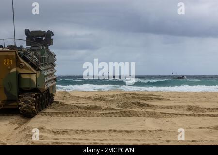 220708-M-TN173-1143 MARINESTÜTZPUNKT HAWAII, Hawaii (8. Juli 2022) Koreanische amphibische Angriffsfahrzeuge (KAAV), die der 1. Division, 1. KAAV, zugewiesen wurden, führen eine Schulung für amphibische Operationen zur Unterstützung von RIMPAC (Rim of the Pacific) durch 2022, Juli 8. 26 Nationen, 38 Schiffe, vier U-Boote, mehr als 170 Flugzeuge und 25.000 Mitarbeiter nehmen vom 29. Juni bis zum 4. August an der RIMPAC 2022 in und um die Hawaii-Inseln und Südkalifornien Teil. Die weltweit größte internationale maritime Übung, RIMPAC 2022 bietet eine einzigartige Trainingsmöglichkeit während fosteri Stockfoto