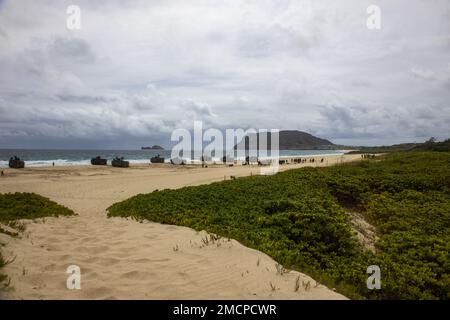 220708-M-TN173-1132 MARINE CORPS BASIS HAWAII, HAWAII (8. JULI 2022) USA Marines, die dem Landungsteam 3. Bataillon, dem 4. Marineregiment, der Marine Air-Ground Task Force 7 und der Republik Korea Marines zugeteilt wurden, 1. Division, 1. koreanische Amphibienangriffsfahrzeuge zugeteilt, arbeiten mit anderen Partnerländern zusammen, um während des Rim of the Pacific (RIMPAC) 2022, Juli 8, Amphibieneinsatzübungen durchzuführen. 26 Nationen, 38 Schiffe, vier U-Boote, mehr als 170 Flugzeuge und 25.000 Mitarbeiter nehmen von Juni 29 bis August 4 an der RIMPAC 2022 auf und um die hawaiianischen Inseln und Südkalifornien Teil Stockfoto