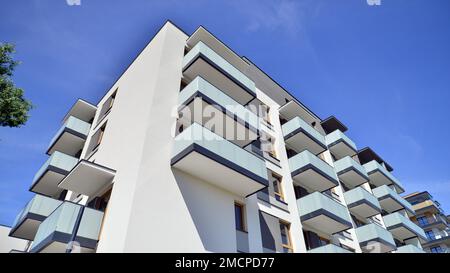 Moderne Elemente in zeitgenössischer Architektur. Architektonische Details eines modernen Apartmentgebäudes. Stockfoto