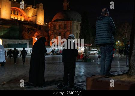 Istanbul, Istanbul, Türkei. 22. Januar 2023. Nach dem Brand des Heiligen Korans vor der türkischen Botschaft in Stockholm strömten Muslime als Reaktion in die große Moschee der Hagia Sophia. Aufgrund der Intensität der Moschee beteten die Leute draußen. (Kreditbild: © Tolga Uluturk/ZUMA Press Wire) NUR REDAKTIONELLE VERWENDUNG! Nicht für den kommerziellen GEBRAUCH! Kredit: ZUMA Press, Inc./Alamy Live News Stockfoto