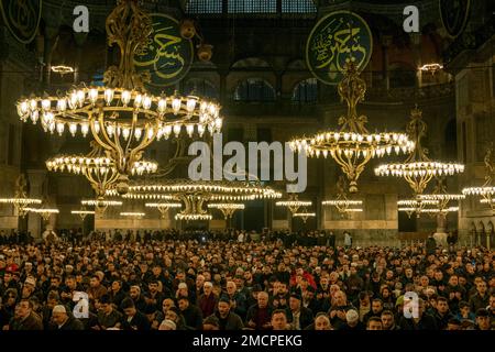 Istanbul, Istanbul, Türkei. 22. Januar 2023. Nachdem der Koran vor der türkischen Botschaft in Stockholm niedergebrannt wurde, strömten Muslime als Reaktion in die große Moschee der Hagia Sophia. Vor dem Morgengebet wurde der Koran gelesen und Gebete gemacht. (Kreditbild: © Tolga Uluturk/ZUMA Press Wire) NUR REDAKTIONELLE VERWENDUNG! Nicht für den kommerziellen GEBRAUCH! Kredit: ZUMA Press, Inc./Alamy Live News Stockfoto