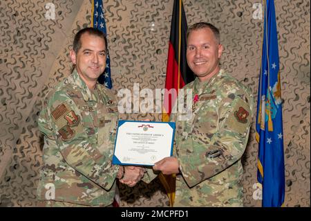 USA Oberstleutnant Timothy J. Ritchie, 435. Befehlshaber der Luft- und Raumkommunikationsgruppe, Right, wird während einer Zeremonie zum Kommandowechsel am Luftwaffenstützpunkt Ramstein, Deutschland, von Oberst Bryan T. Callahan, 435. Luftwaffenstützpunkt und 435. Luftwaffenstützpunkt, der Legion of Merit vorgestellt. 8. Juli 2022. Stockfoto