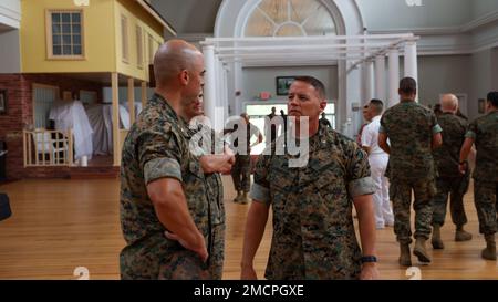 Lieutenant Colonel Nathan P. Bastar übergibt das Kommando über Hauptquartier und Militärbataillon an Lieutenant Colonel Peter C. Dunning an Bord des Marine Corps Recruit Depot Parris Island, S.C., am 8. Juli 2022. Hauptquartier- und Servicebataillon ist für die Verwaltung und Logistik des Depots zuständig. Stockfoto