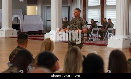 Lieutenant Colonel Nathan P. Bastar übergibt das Kommando über Hauptquartier und Militärbataillon an Lieutenant Colonel Peter C. Dunning an Bord des Marine Corps Recruit Depot Parris Island, S.C., am 8. Juli 2022. Hauptquartier- und Servicebataillon ist für die Verwaltung und Logistik des Depots zuständig. Stockfoto