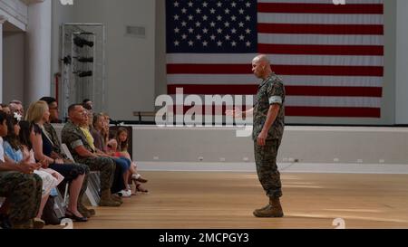 Lieutenant Colonel Nathan P. Bastar übergibt das Kommando über Hauptquartier und Militärbataillon an Lieutenant Colonel Peter C. Dunning an Bord des Marine Corps Recruit Depot Parris Island, S.C., am 8. Juli 2022. Hauptquartier- und Servicebataillon ist für die Verwaltung und Logistik des Depots zuständig. Stockfoto