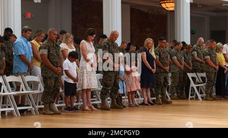 Lieutenant Colonel Nathan P. Bastar übergibt das Kommando über Hauptquartier und Militärbataillon an Lieutenant Colonel Peter C. Dunning an Bord des Marine Corps Recruit Depot Parris Island, S.C., am 8. Juli 2022. Hauptquartier- und Servicebataillon ist für die Verwaltung und Logistik des Depots zuständig. Stockfoto