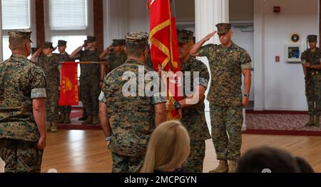 Lieutenant Colonel Nathan P. Bastar übergibt das Kommando über Hauptquartier und Militärbataillon an Lieutenant Colonel Peter C. Dunning an Bord des Marine Corps Recruit Depot Parris Island, S.C., am 8. Juli 2022. Hauptquartier- und Servicebataillon ist für die Verwaltung und Logistik des Depots zuständig. Stockfoto