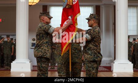 Lieutenant Colonel Nathan P. Bastar übergibt das Kommando über Hauptquartier und Militärbataillon an Lieutenant Colonel Peter C. Dunning an Bord des Marine Corps Recruit Depot Parris Island, S.C., am 8. Juli 2022. Hauptquartier- und Servicebataillon ist für die Verwaltung und Logistik des Depots zuständig. Stockfoto