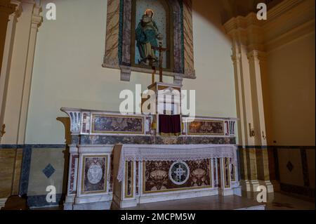 Die Kirche der Unbefleckten Empfängnis wurde durch das Erdbeben von 1805 zerstört und 1852 wieder aufgebaut. Der Innenraum hat ein einziges Schiff, mit einem Stockfoto