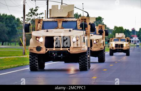 Am 8. Juli 2022 fahren Mitglieder des Militärs Joint-Light taktische Fahrzeuge im Kantonationsgebiet, während Trainingstätigkeiten in Fort McCoy, Wisconsin. Wie in anderen Monaten des Jahres übten im Juli 2022 Tausende von Truppen in Fort McCoy eine Ausbildung für verschiedene Arten von Ausbildungsmaßnahmen für aktive und Reservekomponenten aus. Das Motto von Fort McCoy lautet: „Total Force Training Center“. Stockfoto