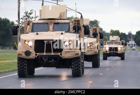 Am 8. Juli 2022 fahren Mitglieder des Militärs Joint-Light taktische Fahrzeuge im Kantonationsgebiet, während Trainingstätigkeiten in Fort McCoy, Wisconsin. Wie in anderen Monaten des Jahres übten im Juli 2022 Tausende von Truppen in Fort McCoy eine Ausbildung für verschiedene Arten von Ausbildungsmaßnahmen für aktive und Reservekomponenten aus. Das Motto von Fort McCoy lautet: „Total Force Training Center“. Stockfoto