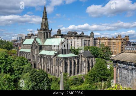 Die historische Glasgow Cathedral aus dem 13. Jahrhundert und das Glasgow Royal Infirmary, von der Glasgow Nekropole aus gesehen Stockfoto