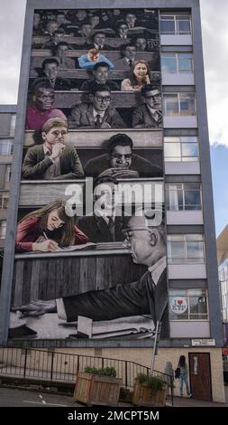 Ein Abschnitt von Artpistol, Rogue und Ejeks Wandgemälde „Wonderwall“ aus dem Jahr 2014, das einen siebenstöckigen Giebel an der Strathclyde University in der George Street, Glasgow, ziert. Stockfoto