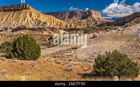 Oyster Shell Reef, Swap Mesa, Henry Mountains in weiter Ferne, Blick von Notom Bullfrog Road, Capitol Reef National Park, Utah, USA Stockfoto