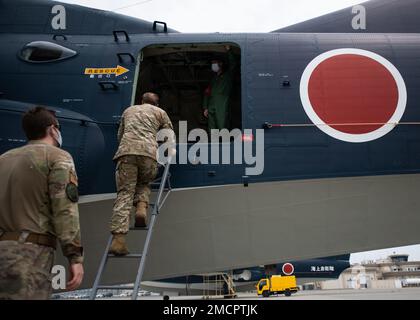 USA Air Force Airmen, zugeteilt der 1. Spezialeinheit, betreten einen japanischen ShinMaywa US-2 an der Marine Corps Air Station Iwakuni, Japan, 8. Juli 2022. Die US-2 wird von der japanischen Seeschifffahrts-Selbstverteidigungskräfte als Kurzstart- und Lande-, Such- und Rettungsflugzeug betrieben. Stockfoto