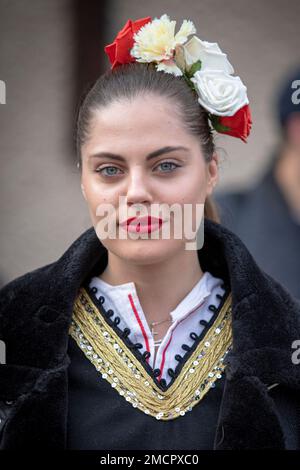 Breznik, Bulgarien - 21. Januar 2023: Maskenfestival in Breznik, Bulgarien. Menschen mit einer Maske namens Kukeri tanzen und treten auf, um das Böse zu erschrecken Stockfoto