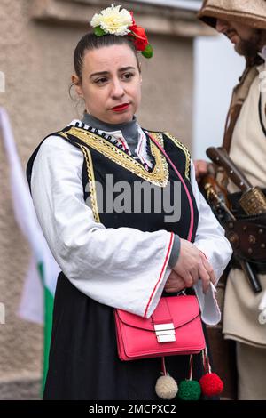 Breznik, Bulgarien - 21. Januar 2023: Maskenfestival in Breznik, Bulgarien. Menschen mit einer Maske namens Kukeri tanzen und treten auf, um das Böse zu erschrecken Stockfoto