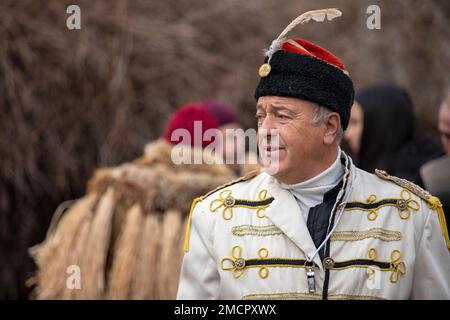 Breznik, Bulgarien - 21. Januar 2023: Maskenfestival in Breznik, Bulgarien. Menschen mit einer Maske namens Kukeri tanzen und treten auf, um das Böse zu erschrecken Stockfoto