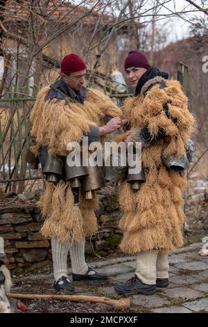 Breznik, Bulgarien - 21. Januar 2023: Maskenfestival in Breznik, Bulgarien. Menschen mit einer Maske namens Kukeri tanzen und treten auf, um das Böse zu erschrecken Stockfoto