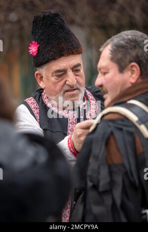 Breznik, Bulgarien - 21. Januar 2023: Maskenfestival in Breznik, Bulgarien. Menschen mit einer Maske namens Kukeri tanzen und treten auf, um das Böse zu erschrecken Stockfoto