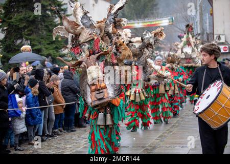 Breznik, Bulgarien - 21. Januar 2023: Maskenfestival in Breznik, Bulgarien. Menschen mit einer Maske namens Kukeri tanzen und treten auf, um das Böse zu erschrecken Stockfoto