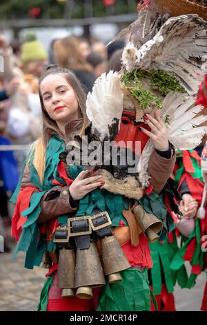 Breznik, Bulgarien - 21. Januar 2023: Maskenfestival in Breznik, Bulgarien. Menschen mit einer Maske namens Kukeri tanzen und treten auf, um das Böse zu erschrecken Stockfoto