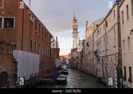 Blick auf den schiefen Glockenturm der Kirche St. George der Griechen in Venedig Stockfoto