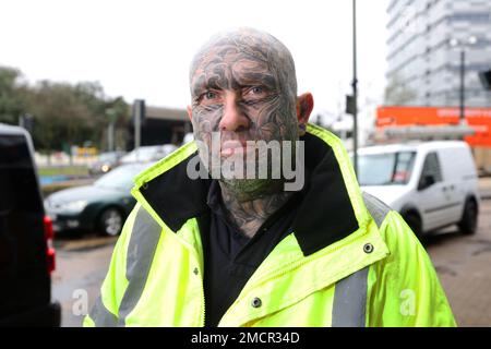 Ein Mann mit Vollgesichtstätowierungen, abgebildet in Sunbury, London, Großbritannien. Stockfoto