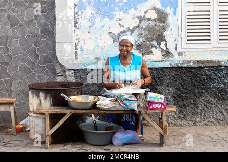 Lokale Frau kocht und verkauft Essen auf der Straße des Achada Grande Frente Viertels in Praia, Santiago Island, Cabo verde Stockfoto