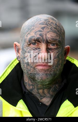 Ein Mann mit Vollgesichtstätowierungen, abgebildet in Sunbury, London, Großbritannien. Stockfoto