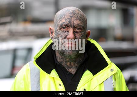 Ein Mann mit Vollgesichtstätowierungen, abgebildet in Sunbury, London, Großbritannien. Stockfoto