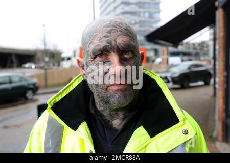 Ein Mann mit Vollgesichtstätowierungen, abgebildet in Sunbury, London, Großbritannien. Stockfoto