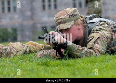 Neue Kadetten üben, wie man am 8. Juli 2022 eine M4-Carbine in der Plain in West Point, NY, richtig anvisiert. Bevor sie sich auf einem Schießstand qualifizieren, lernen die Kadetten die Grundlagen und Sicherheitsverfahren des Gewehrs kennen. Stockfoto